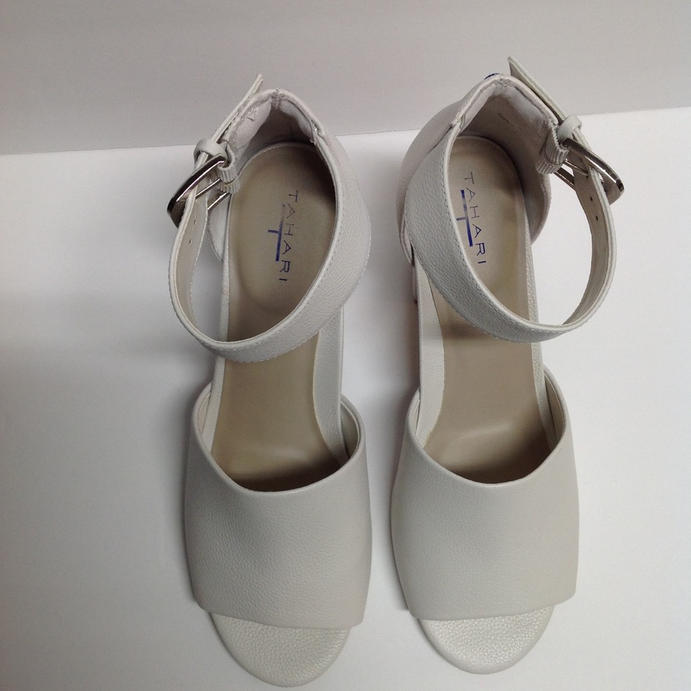 T Tahari Piper Sandal. Size 9M White - Picture 6 of 8